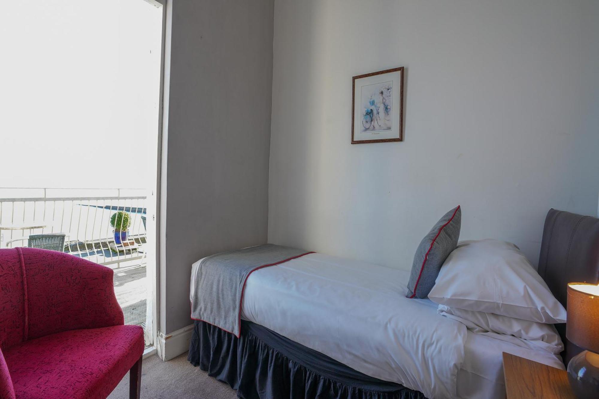 Oyo Shanklin Beach Hotel Bagian luar foto