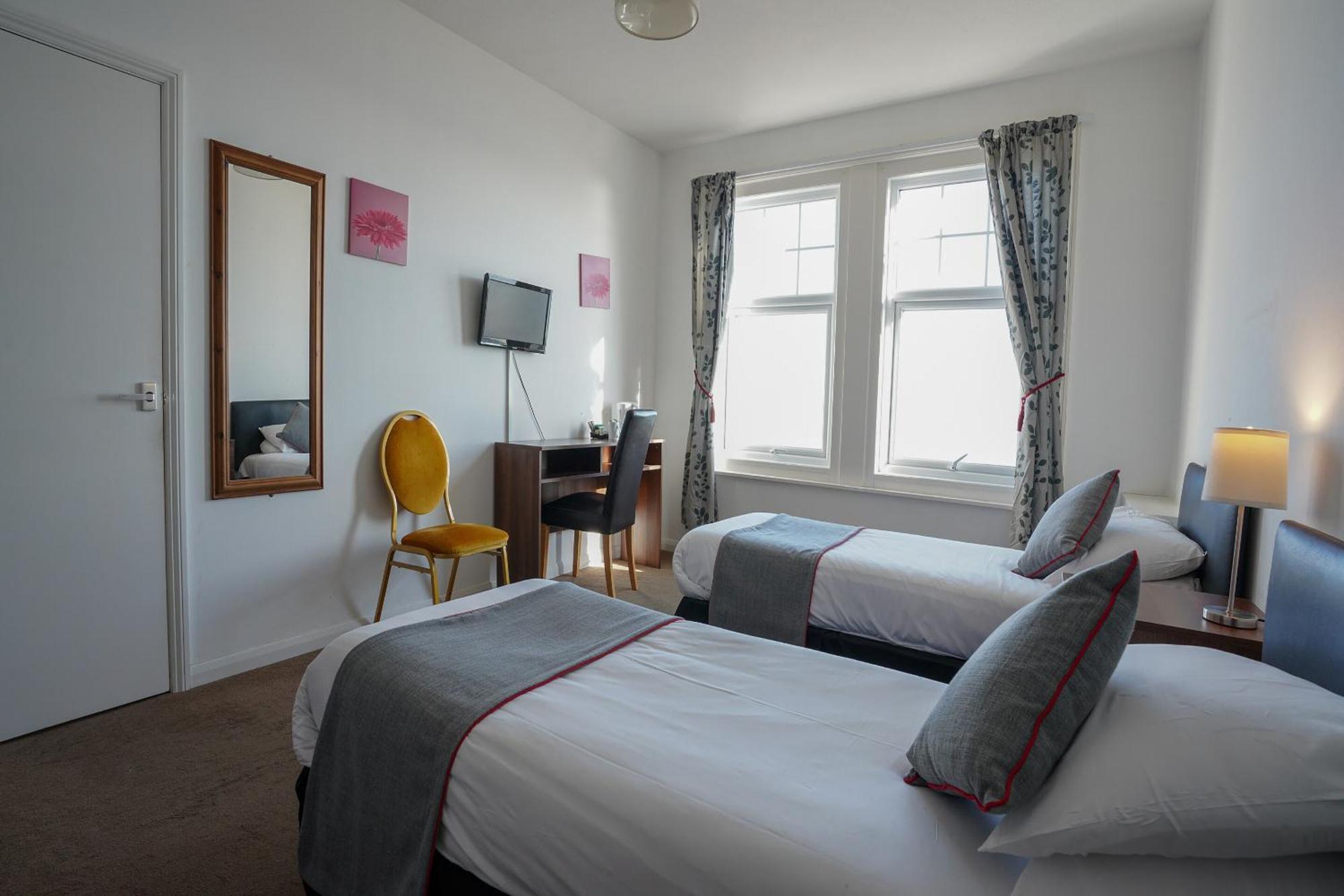Oyo Shanklin Beach Hotel Bagian luar foto