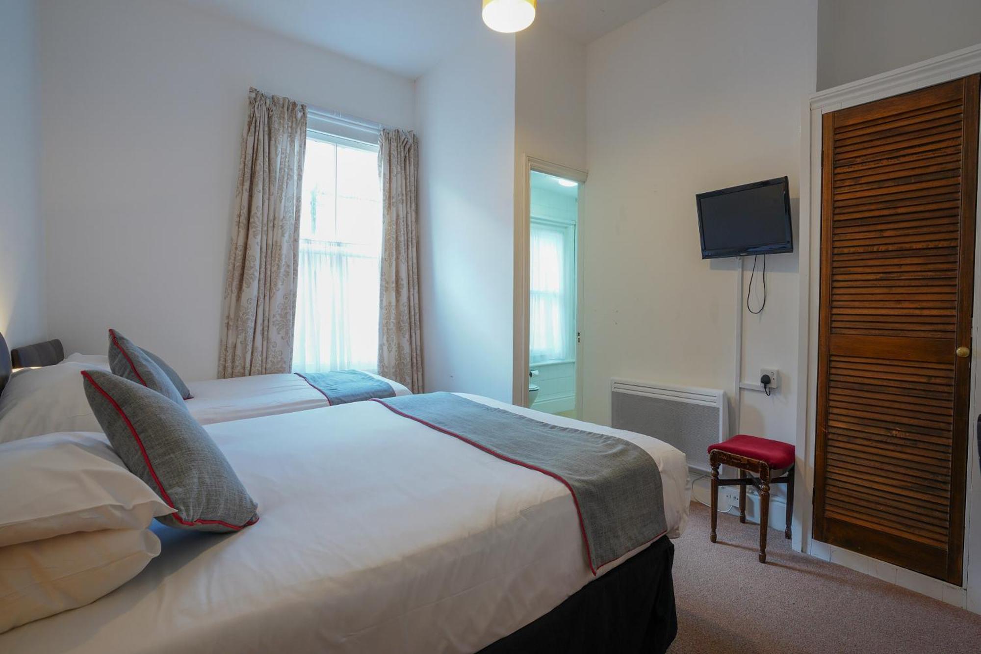 Oyo Shanklin Beach Hotel Bagian luar foto