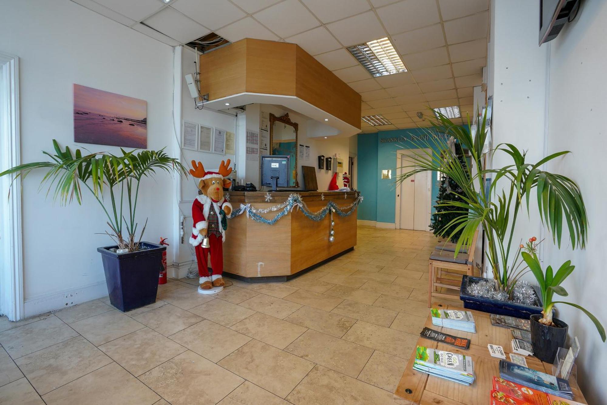Oyo Shanklin Beach Hotel Bagian luar foto